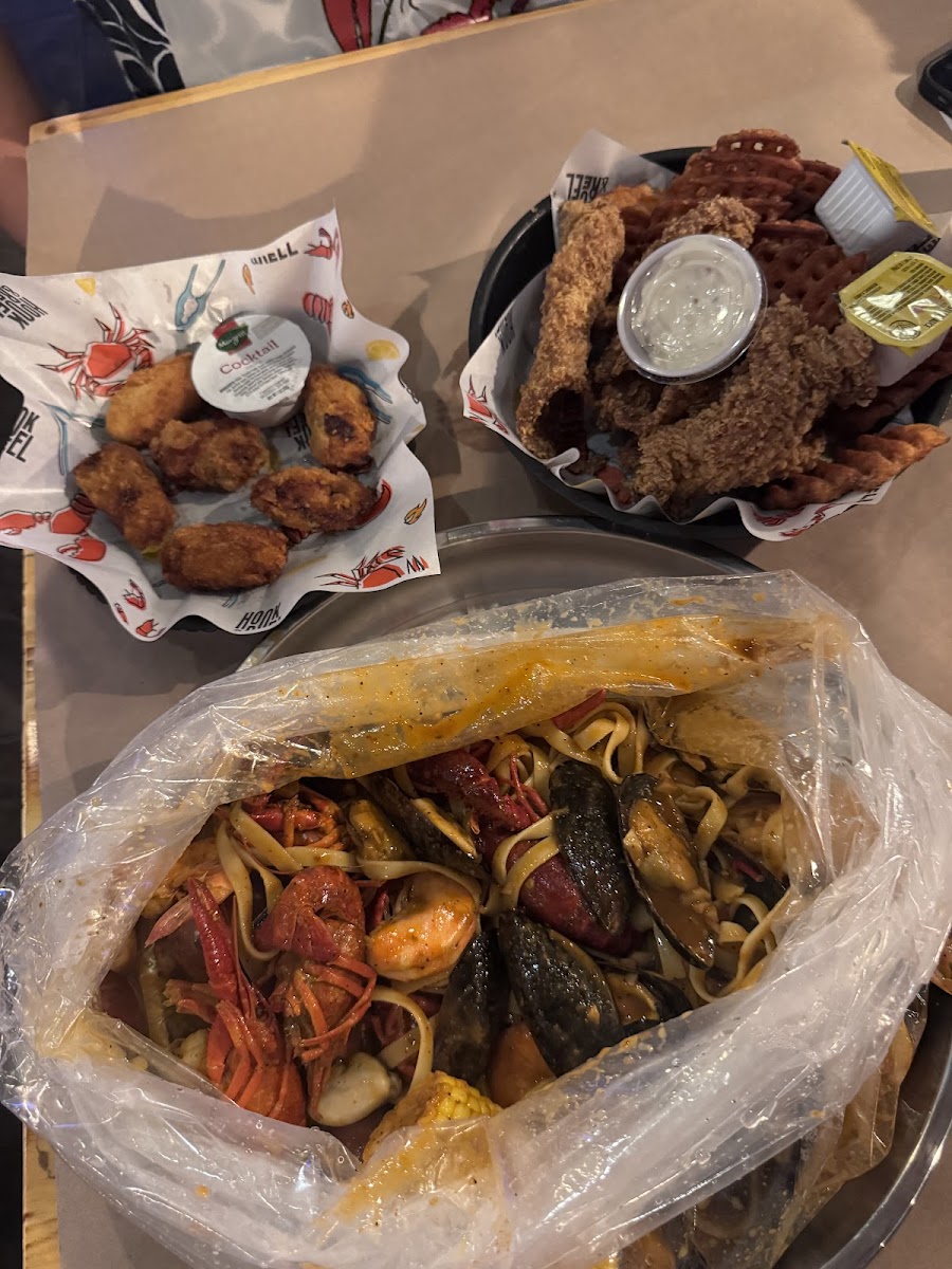 Hook & Reel Cajun Seafood & Bar-4